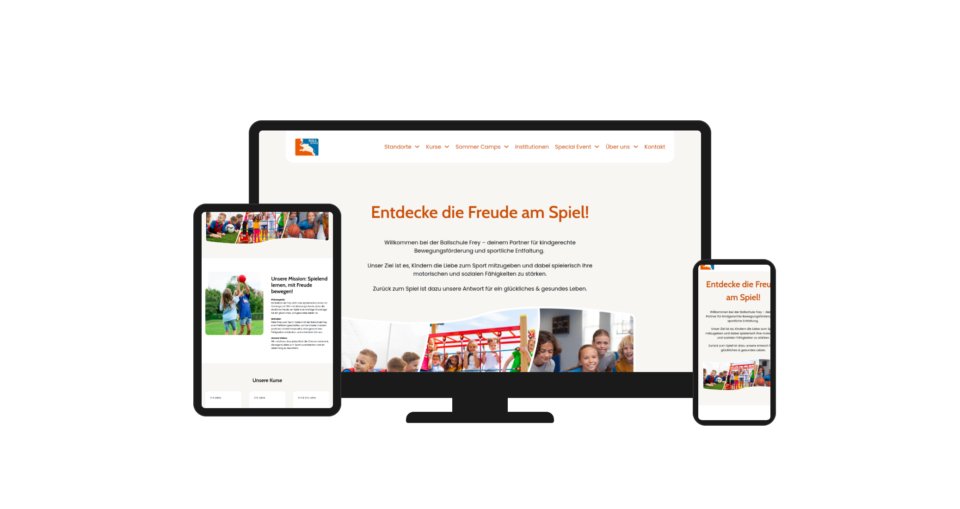 Katze spielt mit einer roten Laserpunkt-Spielzeug in einem Wohnzimmer.