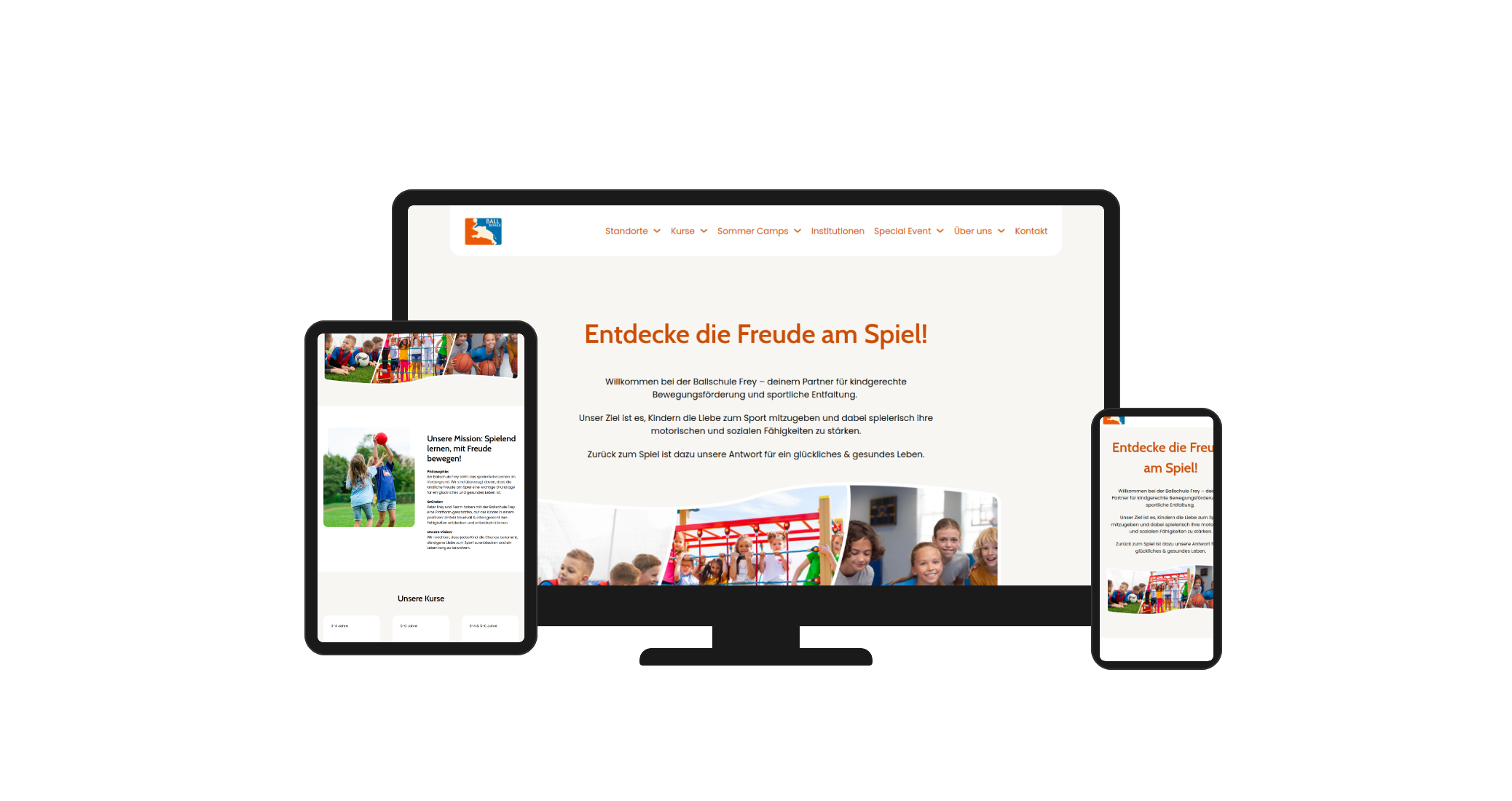 Katze spielt mit einer roten Laserpunkt-Spielzeug in einem Wohnzimmer.