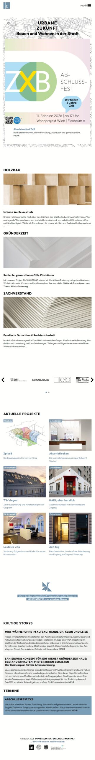 Frau im Rollstuhl genießt Sonnenschein am Strand.