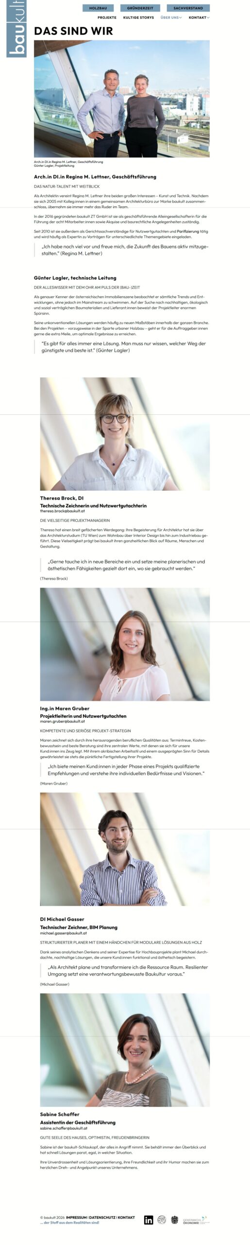 Frau im weißen Kleid tanzt im Morgengrauen am Strand.