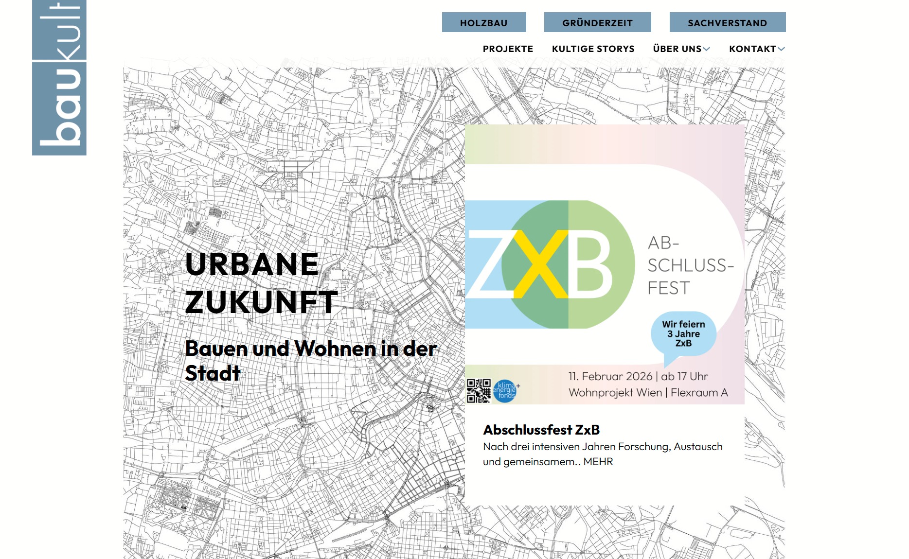 Blick von oben auf ein gemütliches Café mit Holztischen und Pflanzen.