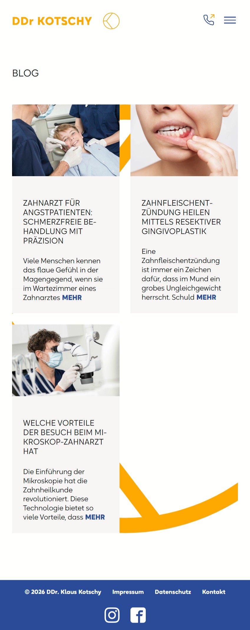 Ein junger Mann liest konzentriert ein Buch in einer Bibliothek.