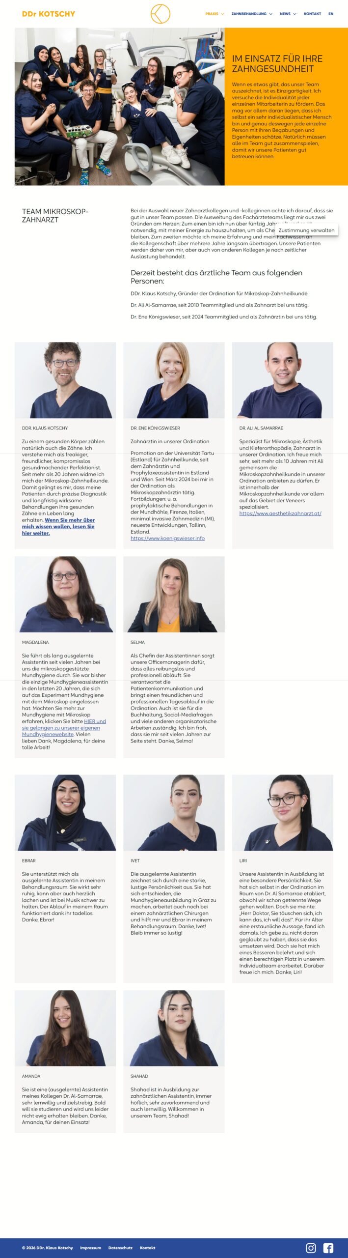 Sonniges Strandbild mit Palmen und türkisfarbenem Wasser