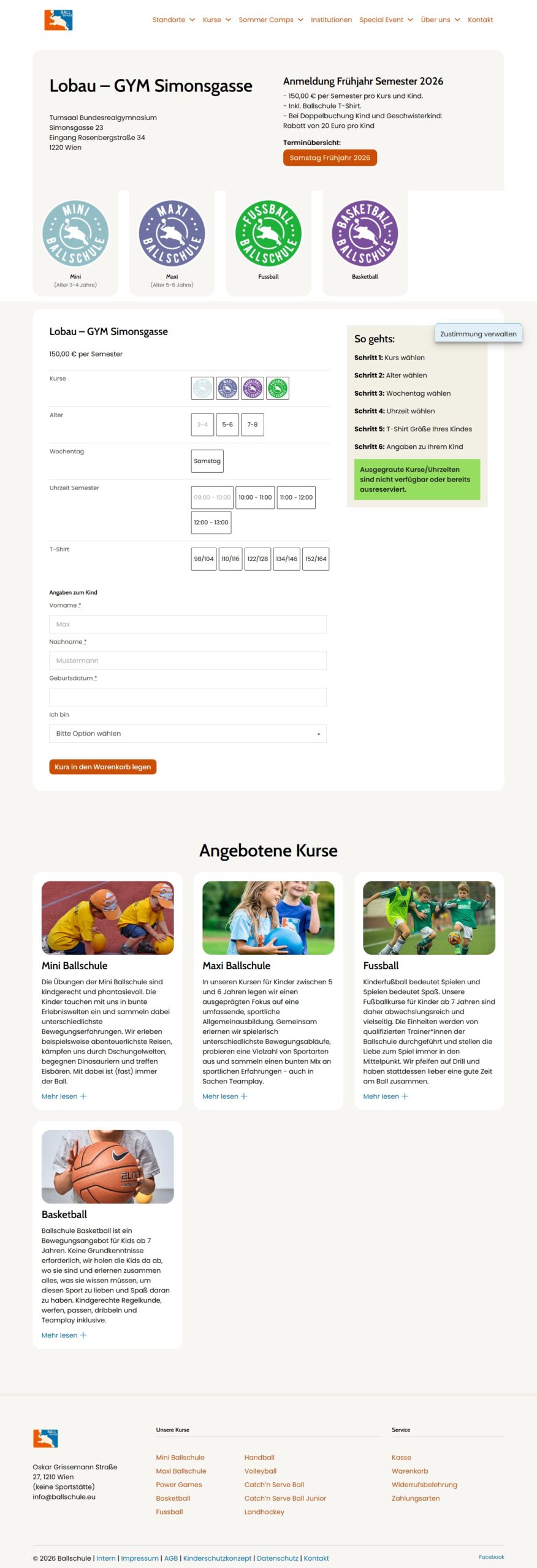 Mann steht auf Berg und genießt Aussicht bei Sonnenuntergang.