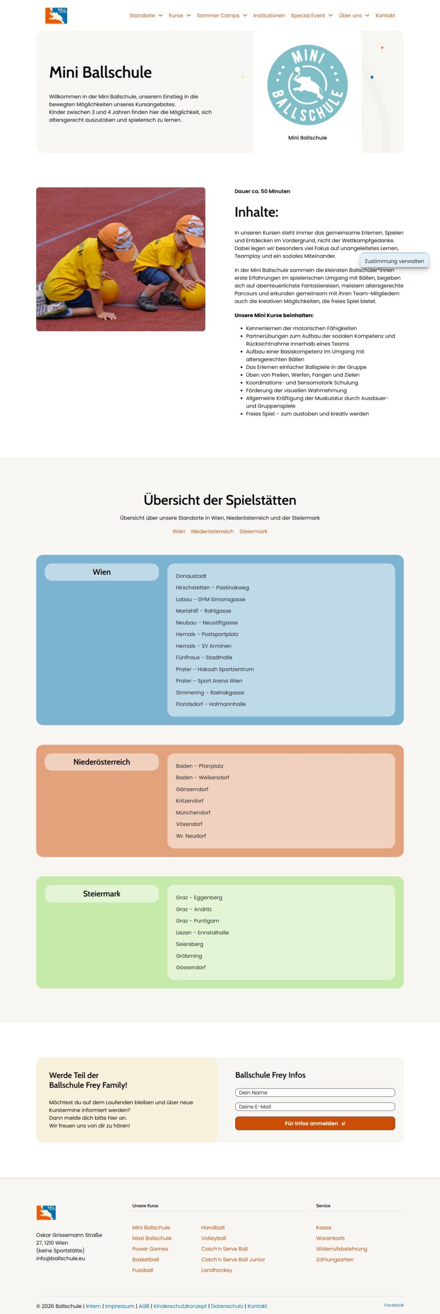 Sonnenuntergang über blauem Meer mit Segelbooten.