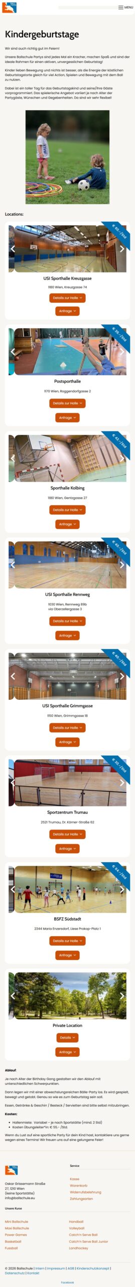 Frau mit Kopfhörern hört Musik in einem Café.