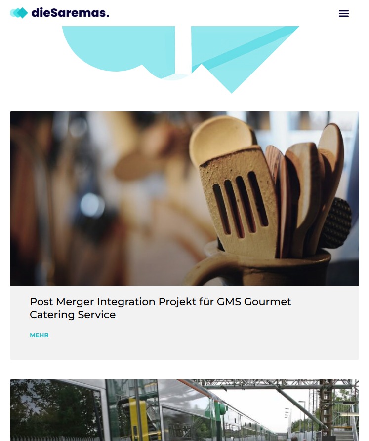 Nahaufnahme einer roten Rose mit Wassertropfen.