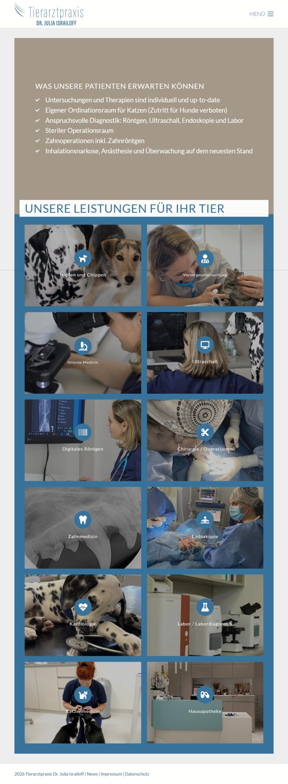 Mann mit Gitarre sitzt auf Klippe bei Sonnenuntergang.