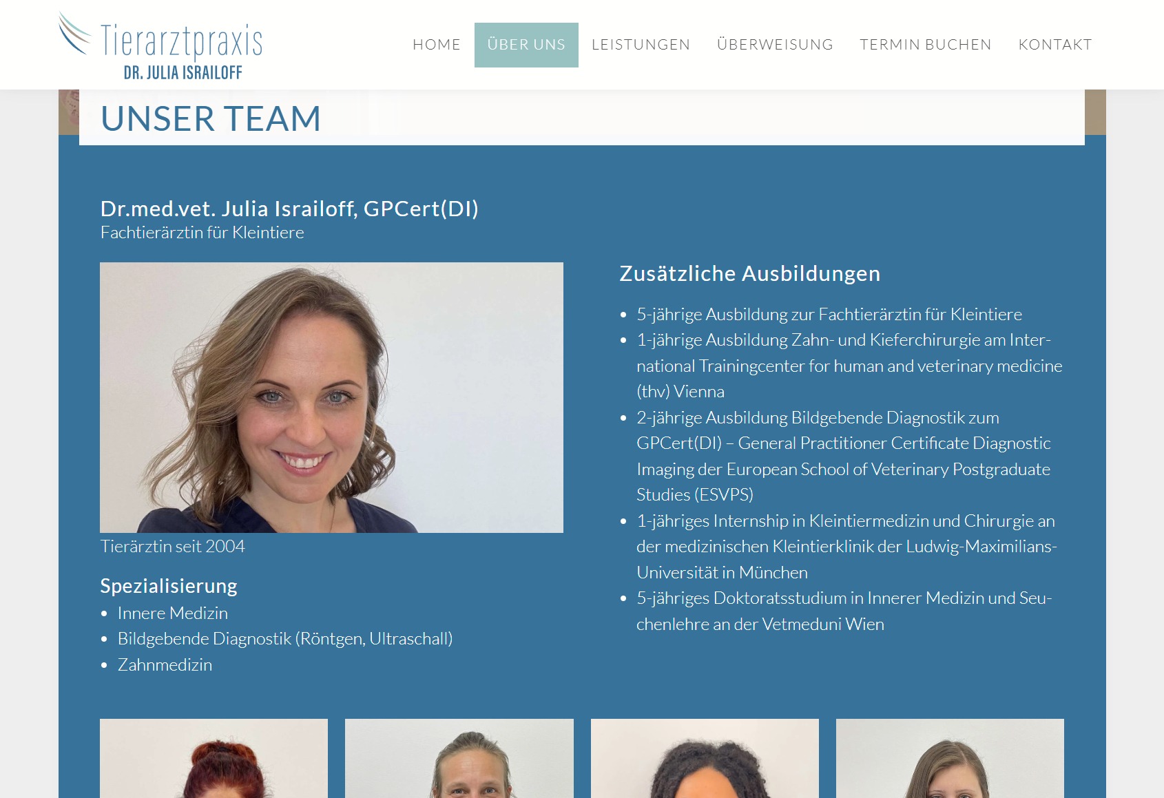 Frau liest Buch im Zug, während die Landschaft vorbeizieht.