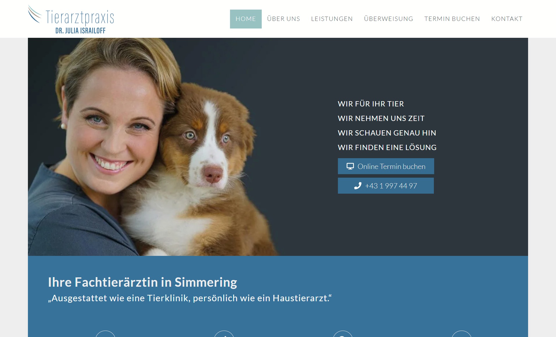 Glückliche Familie lacht im Freien