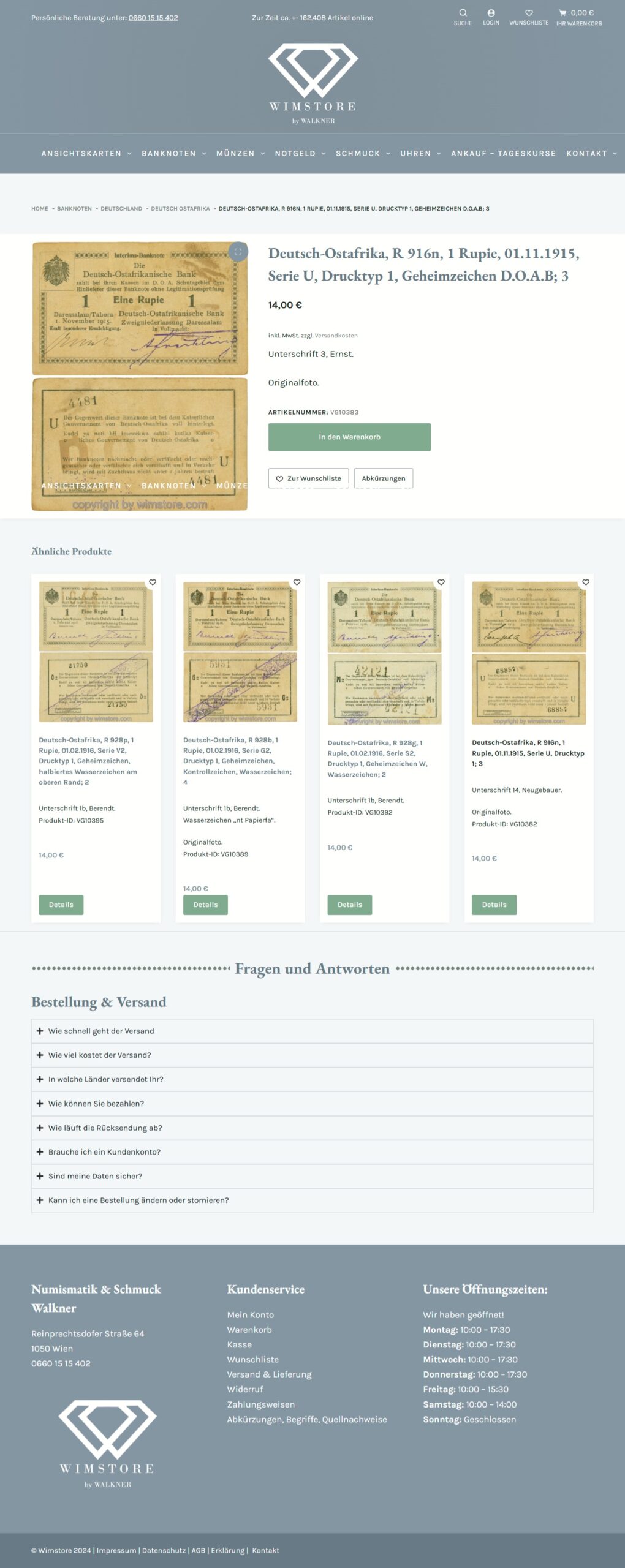 Mann und Frau lächeln und arbeiten am Laptop.