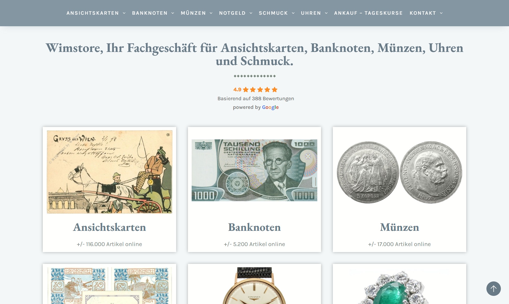 Mann steht auf Berg mit Blick auf weite Landschaft